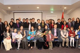 Mme Dang Thi Ngoc Thinh rencontre des représentants des Vietnamiens en Lettonie