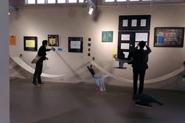 Peinture : une soixantaine d’œuvres d’artistes autistes exposées à Hanoï