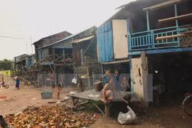 L'ambassade du Vietnam au Cambodge offre des cadeaux aux Viet kieu en difficulté