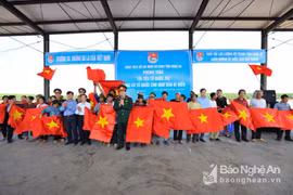 Nghe An: quelque 2.000 drapeaux du Vietnam remis à des pêcheurs