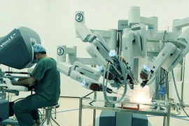 Opérations gratuites avec un système de chirurgie assistée par robot