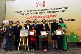 L'ambassade du Danemark au Vietnam récompense les lauréats du concours de peintures pour enfants 