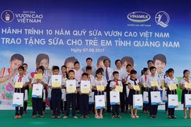 Distribution de lait aux enfants de Quang Nam