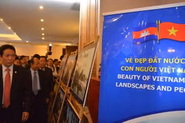 Exposition photographique sur les relations Vietnam-Cambodge à Phnom Penh