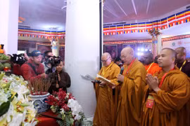 Vesak: des délégués assistent à la cérémonie de prière pour la paix et la prospérité à Fansipan