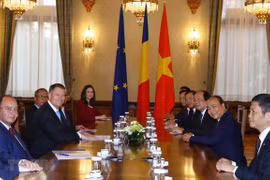 Le PM Nguyen Xuan Phuc rencontre des dirigeants roumains