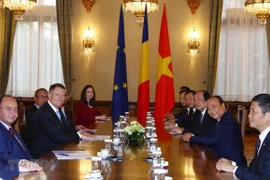 Le PM Nguyen Xuan Phuc rencontre des dirigeants roumains