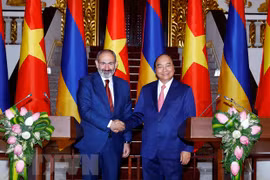 Entretien entre les Premiers ministres vietnamien et arménien
