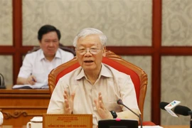 Le secrétaire général du Parti et président Nguyen Phu Trong préside une réunion du Bureau politique