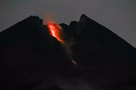 Indonésie : Un volcan fait irruption et délenche une alerte aérienne