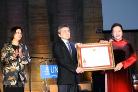 La présidente de l’AN Nguyên Thi Kim Ngân rencontre la communauté vietnamienne en France