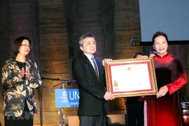 La présidente de l’AN Nguyên Thi Kim Ngân rencontre la communauté vietnamienne en France