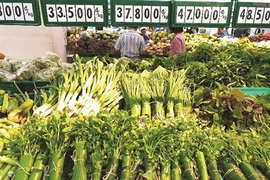 Des supermarchés remplacent le plastique par des feuilles de bananier
