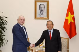 Le vice-PM Truong Hoa Binh reçoit le chef adjoint du département anti-corruption du président russe