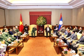 Le dirigeant laotien Bounnhang Vorachith rencontre d’anciens soldats volontaires vietnamiens