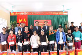 Têt : cadeaux à des personnes en difficulté à Hoa Binh