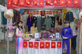 Le Vietnam présente des produits artisanaux et des vêtements traditionnels au Bangladesh