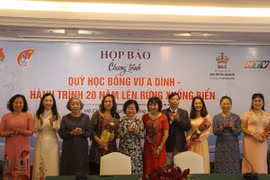 Des entreprises et le Fonds de bourses Vu A Dinh aux côtés des étudiants des minorités ethniques