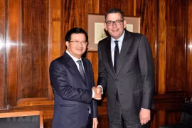 Poursuite des activités du vice-PM Trinh Dinh Dung en Australie