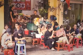 Pause thé sur les trottoirs de Hanoï