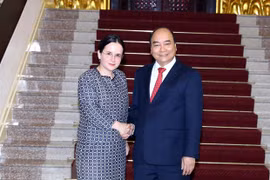 Le PM Nguyên Xuân Phuc reçoit la secrétaire d’État aux AE de Roumanie