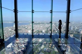 Un journal britannique loue l'observatoire Sky Walk (Hanoï)