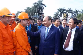 Le Premier ministre Nguyên Xuân Phuc salue les apports des ouvriers 