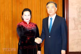 La présidente de l’AN vietnamienne rencontre le plus haut conseiller politique chinois