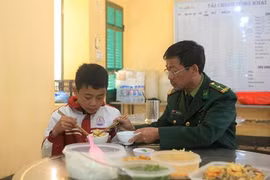 Les gardes-frontières aident les enfants pauvres à accéder à l'éducation