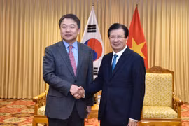 Le vice-PM Trinh Dinh Dung reçoit un dirigeant du groupe Hyundai