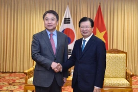 Le vice-PM Trinh Dinh Dung reçoit un dirigeant du groupe Hyundai