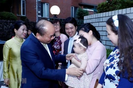 Le Premier ministre rencontre des Vietnamiens au Japon