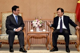 Le vice-PM Trinh Dinh Dung reçoit un dirigeant du japonais JBIC