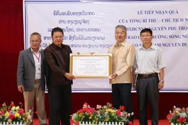 Remise de cadeaux du dirigeant Nguyen Phu Trong à une école au Laos