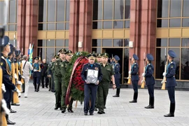 Le Vietnam rend un vibrant hommage à ses deux amis russes