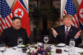 Les présidents des Etats-Unis et de la RPDC finissent leur dîner ensemble à Hanoï