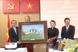 La présidente de l’AN rencontre des Vietnamiens en Thaïlande
