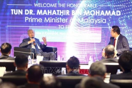 Le PM malaisien partage des expériences du transfert numérique avec le Vietnam