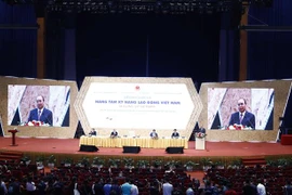 Le PM assiste au forum « Elever le savoir-faire des travailleurs vietnamiens »