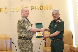 Des attachés militaires britanniques reçus à Hanoi