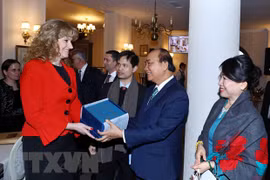 Le PM Nguyên Xuân Phuc veut renforcer la coopération décentralisée avec la Roumanie