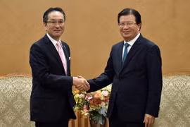 Le vice-PM Trinh Dinh Dung reçoit le directeur général du groupe Marubeni