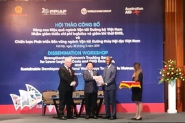 Des pistes pour développer le transport routier et fluvial au Vietnam