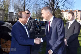 La cérémonie d'accueil officielle du Premier ministre Nguyen Xuan Phuc à Prague