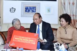 Le Premier ministre effectue des visites du Têt à des anciens dirigeants