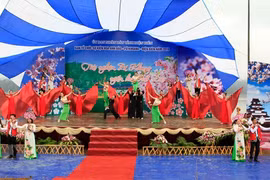 Deuxième festival des fleurs de cerisier à Pa Khoang