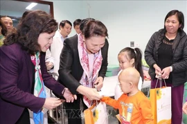 La présidente de l’AN offre des cadeaux à des enfants atteints de cancer 