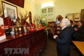 Hommage aux feus secrétaires généraux Le Duan et Truong Chinh