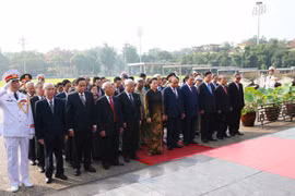 Les dirigeants rendent hommage au Président Hô Chi Minh