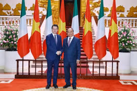 Le PM italien Giuseppe Conte achève sa visite au Vietnam